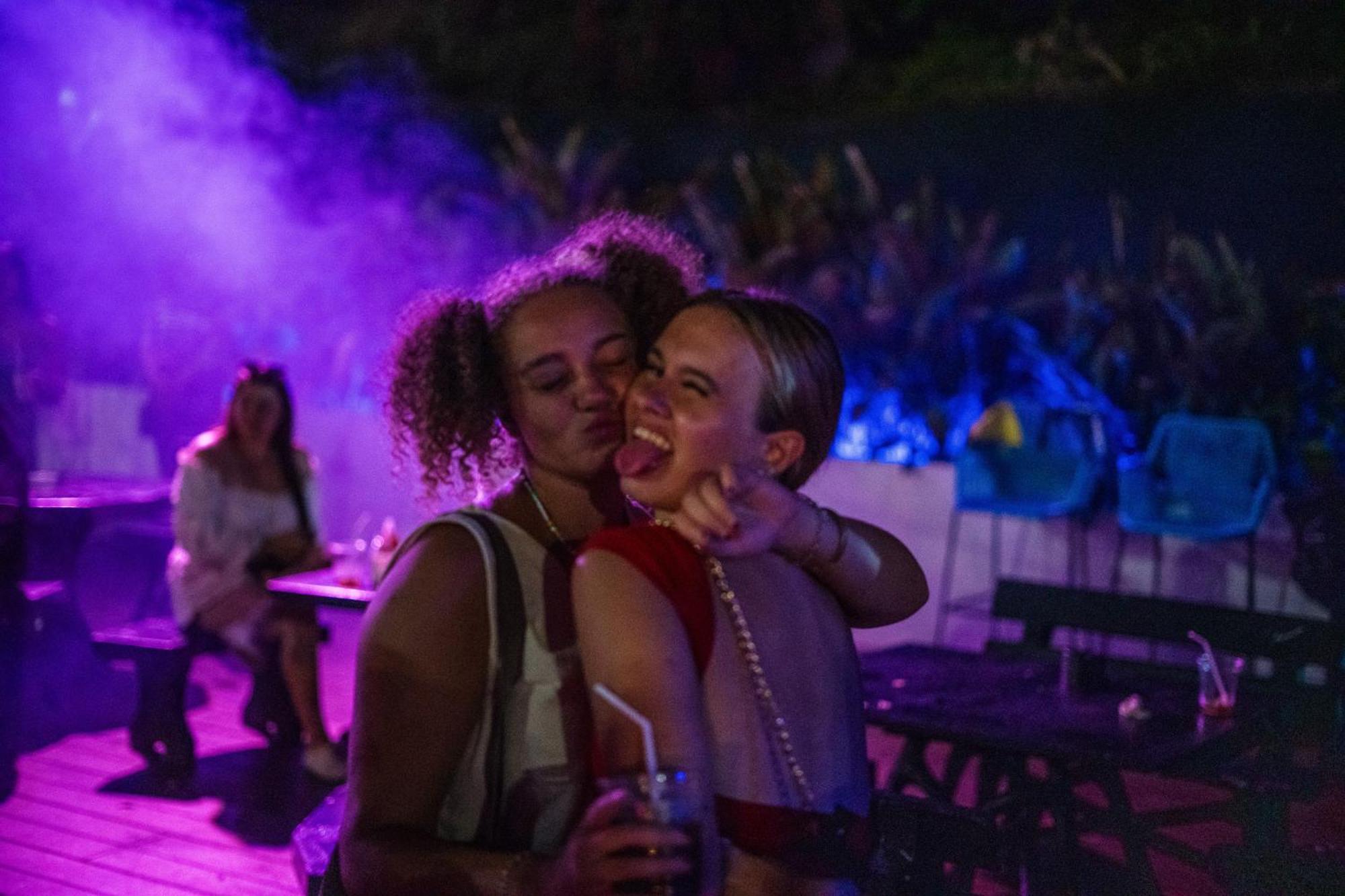 Base Party Hostel Ao Nang Екстериор снимка