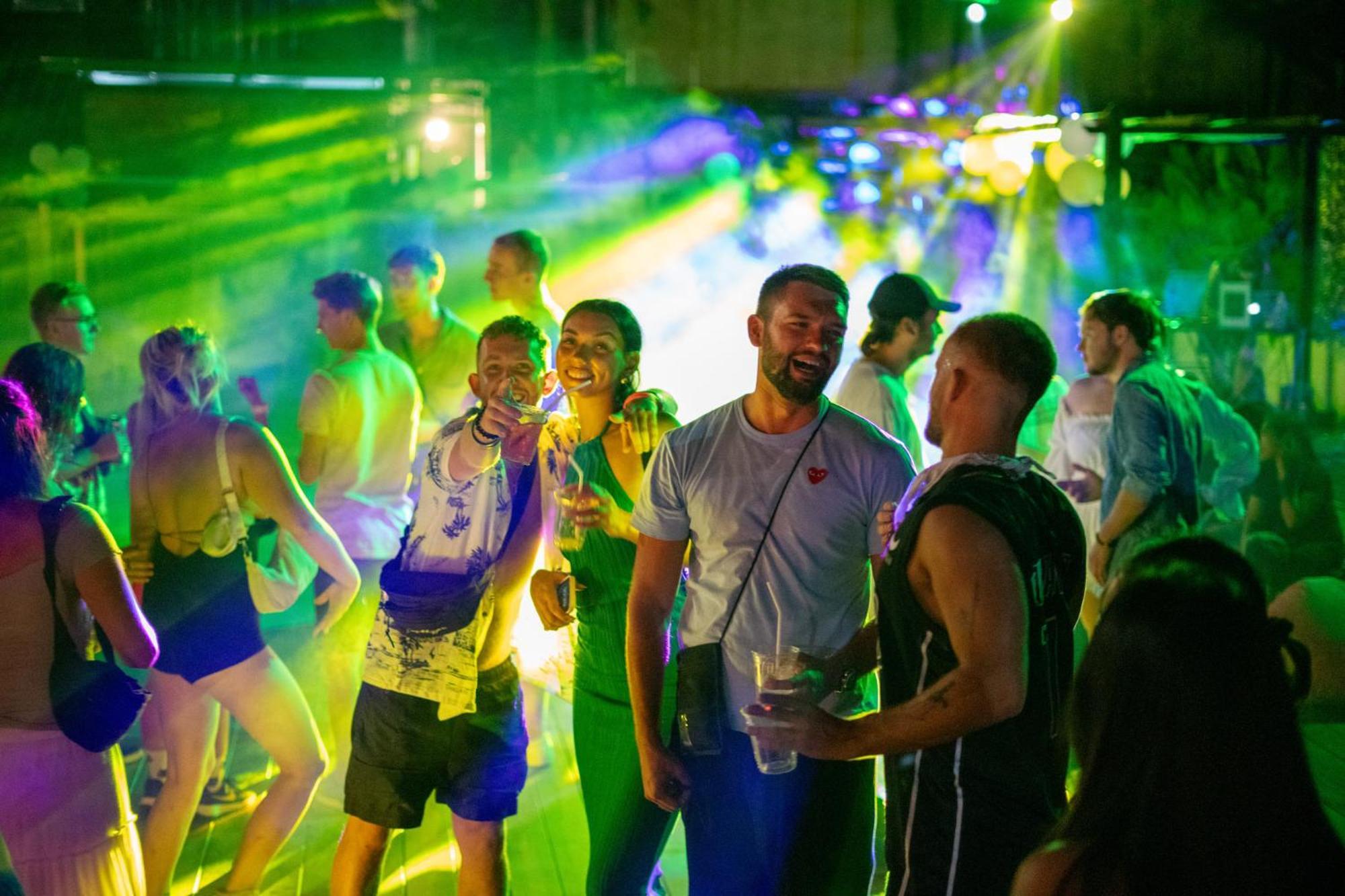 Base Party Hostel Ao Nang Екстериор снимка
