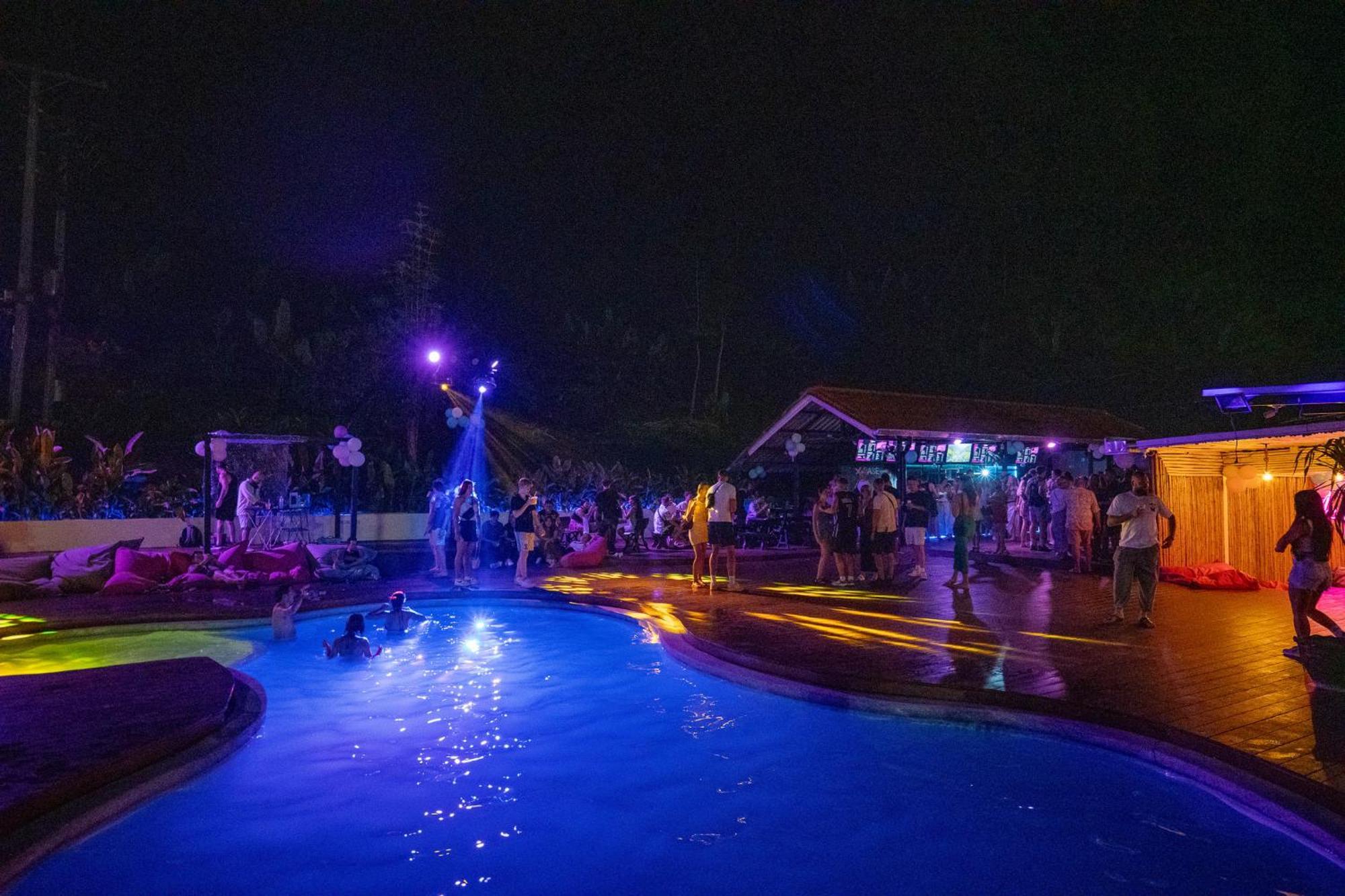 Base Party Hostel Ao Nang Екстериор снимка