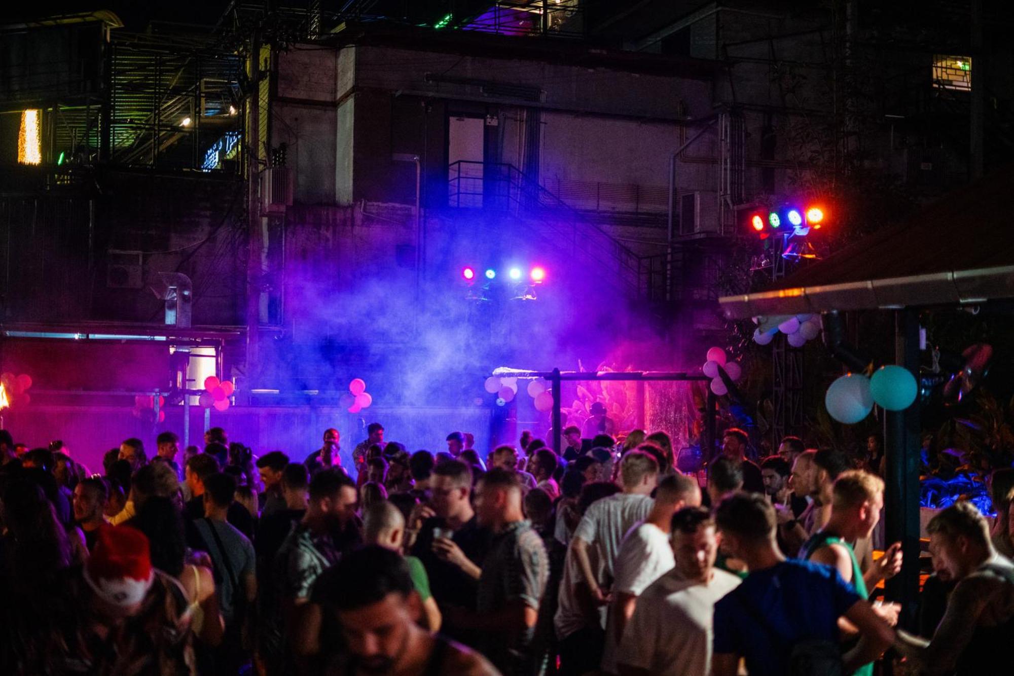 Base Party Hostel Ao Nang Екстериор снимка