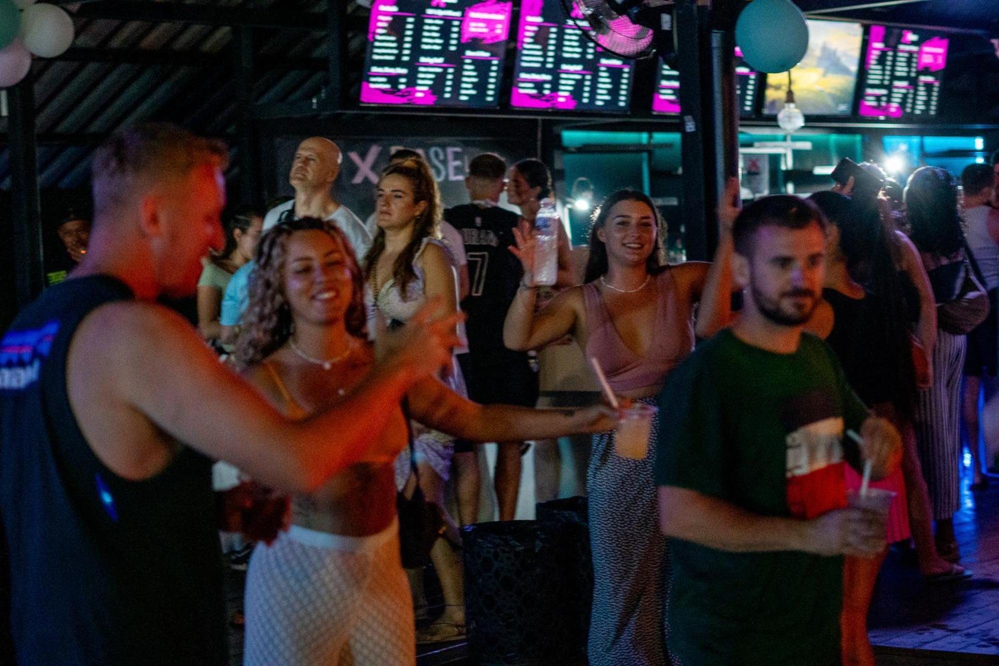 Base Party Hostel Ao Nang Екстериор снимка