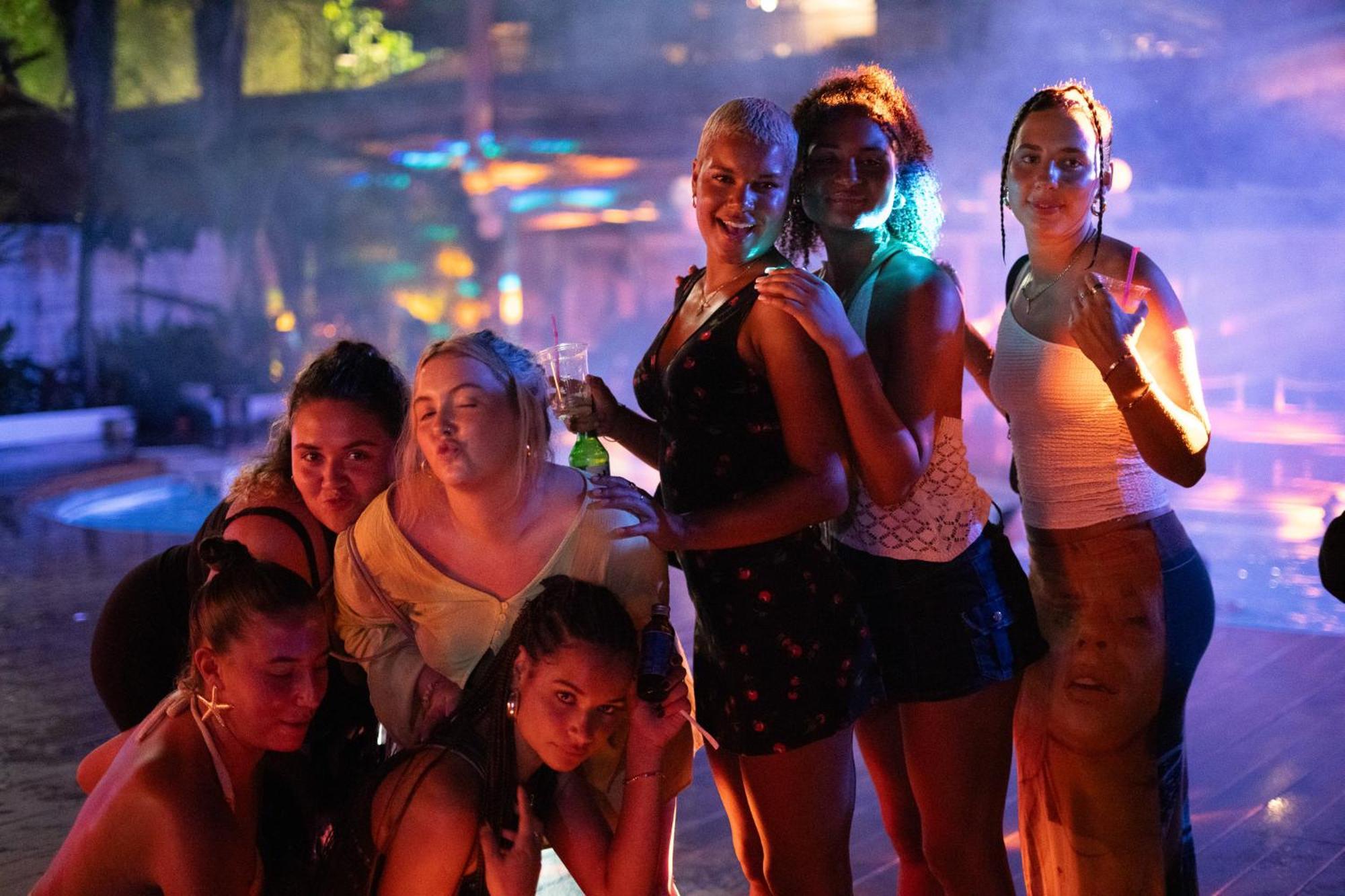 Base Party Hostel Ao Nang Екстериор снимка