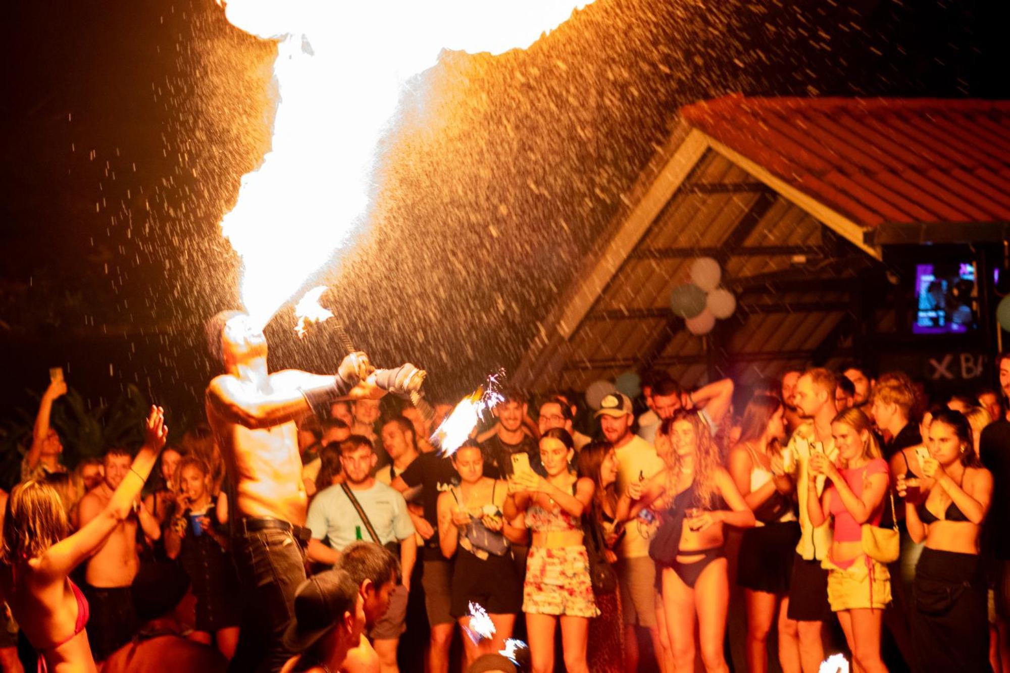 Base Party Hostel Ao Nang Екстериор снимка