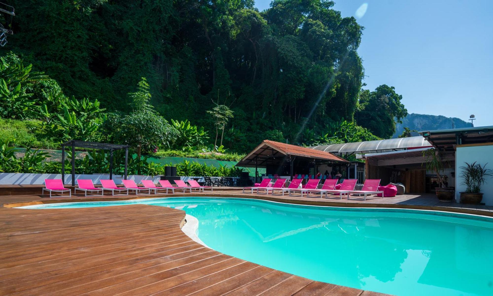 Base Party Hostel Ao Nang Екстериор снимка