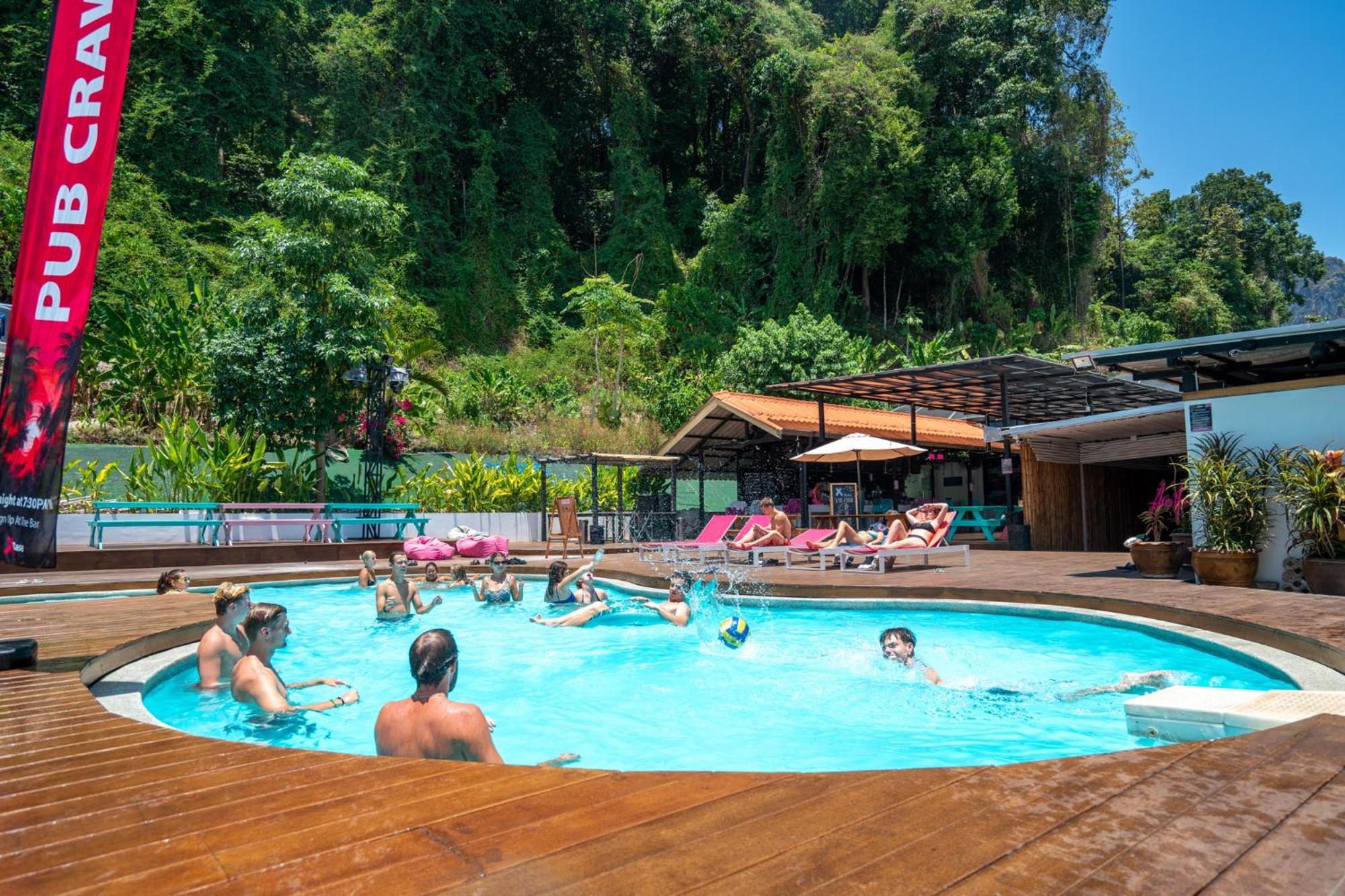 Base Party Hostel Ao Nang Екстериор снимка