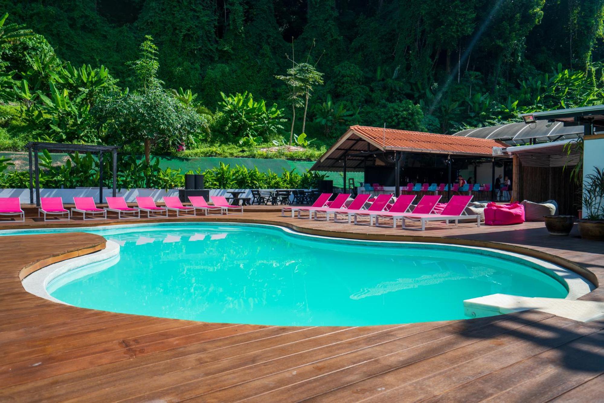 Base Party Hostel Ao Nang Екстериор снимка