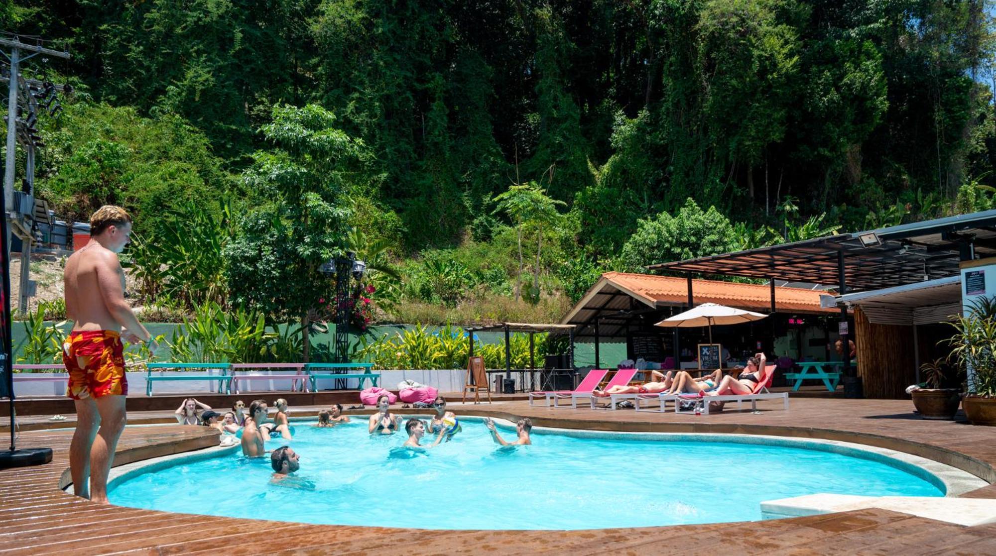 Base Party Hostel Ao Nang Екстериор снимка