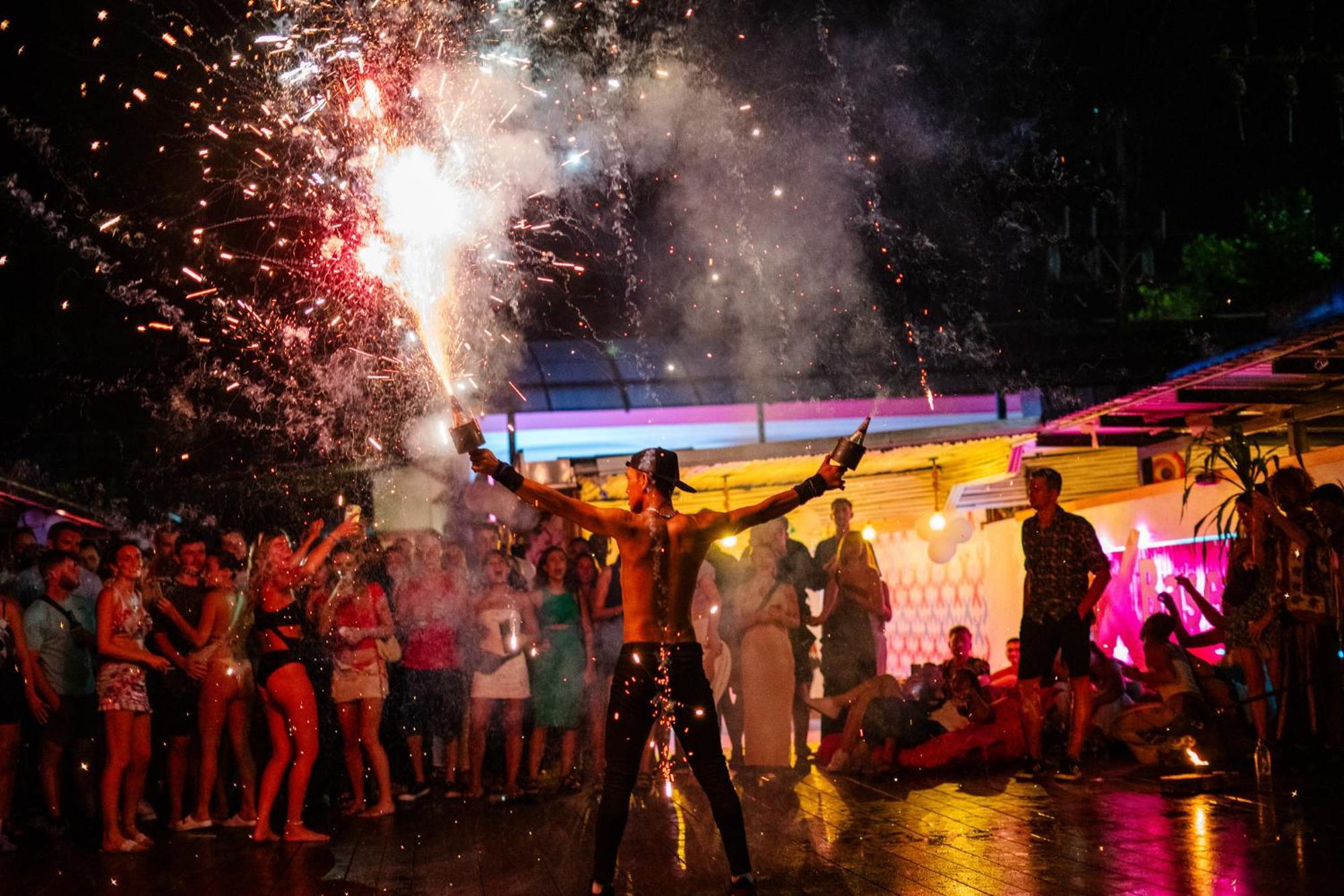 Base Party Hostel Ao Nang Екстериор снимка