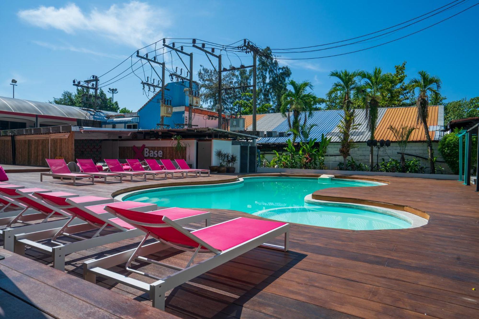 Base Ao Nang Beachfront Hostel Екстериор снимка